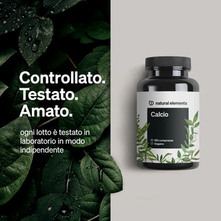 Eine Flasche Natural Elements Calcio mit italienischem Text zu unabhängigen Labortests.