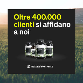 Sotto un testo italiano che promuove la fiducia di oltre 400.000 clienti in Natural Elements, sono mostrate cinque bottiglie di integratori alimentari naturali su uno sfondo paesaggistico.