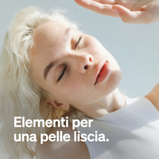 Eine Frau mit heller Haut und blondem Haar schließt die Augen. Der Text auf Italienisch lautet: "Elementi naturali per una pelle liscia.