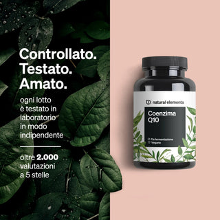 Una bottiglia dell'integratore Coenzima Q10 si trova su una superficie rosa accanto a foglie verdi, con testo italiano che evidenzia i test di prodotto e le recensioni positive.
