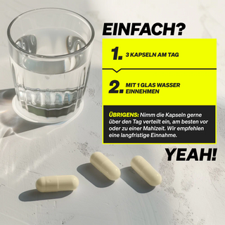 Ein Glas Wasser und drei Kapseln auf einer weißen Fläche. Die deutsche Anleitung empfiehlt die tägliche Einnahme von drei Kapseln mit Wasser, idealerweise über einen längeren Zeitraum.