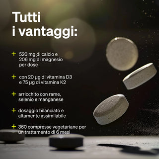 Tre compresse di integratori alimentari fluttuano su uno sfondo scuro accanto a un elenco dei loro benefici nutrizionali e ingredienti in caratteri italiani.