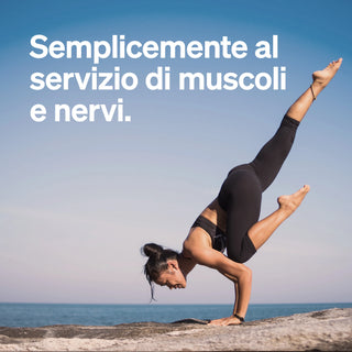 Frau in Sportkleidung balanciert auf ihren Händen in einer Yoga-Pose, mit italienischem Text überlagert.