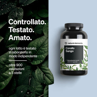 Una bottiglia nera con l'etichetta "natural elements Corallo Sango" è presentata accanto a foglie verdi e testo in italiano su test di laboratorio indipendenti e oltre 900 recensioni a cinque stelle.