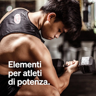Una persona solleva un manubrio in palestra, concentrandosi sui muscoli delle braccia. Il testo in italiano recita: “Elementi per atleti di potenza.”