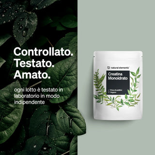 Un sacchetto bianco con la scritta "Creatina Monoidrato" si trova accanto a foglie verdi e un testo in italiano sui test di laboratorio indipendenti.