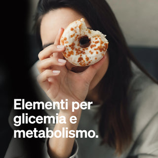 Una persona si tiene un donut morsicato davanti al viso. Un testo italiano sovrappone l'immagine e recita: "Elementi per glicemia e metabolismo."