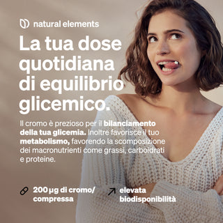Eine Frau in einem weißen Pullover lächelt und streckt die Zunge heraus; der italienische Text wirbt für ein Chrompräparat von Natural Elements.