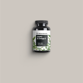 Una bottiglia di capsule di tè verde, che cattura elementi naturali, su uno sfondo bianco.