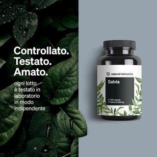 Una bottiglia di Natural Elements Salvia si trova su una superficie grigia, accanto a foglie verdi e a un testo italiano sui test di laboratorio indipendenti.