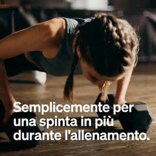 Una donna con i capelli intrecciati fa flessioni con manubri su un pavimento di legno. Un testo in lingua italiana si sovrappone all'immagine.