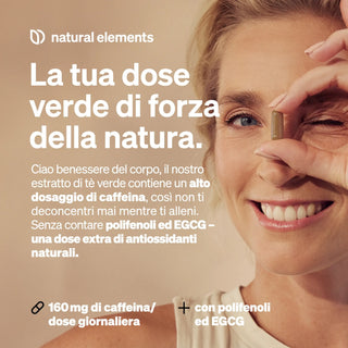 Lächelnde Frau, die eine Kapsel in der Nähe ihres Auges hält, mit italienischem Text über ein natürliches Ergänzungsmittel, das reich an Koffein, Polyphenolen und EGCG ist.