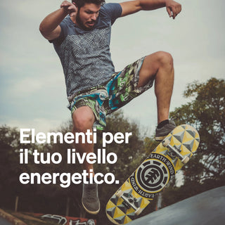 Un uomo in skateboard esegue un trick in aria; il testo in italiano recita: "Elementi per il tuo livello energetico."