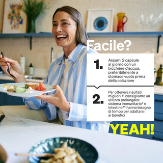 Donna sorridente che mangia a un tavolo da cucina, con forchetta e piatto in mano, con istruzioni testuali in italiano sull'assunzione di capsule per benefici sulla salute mostrate nell'immagine.