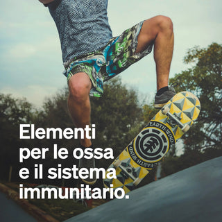 Eine Person fährt mit dem Skateboard auf einer Rampe; der italienische Text lautet: "Elementi naturali per le ossa e il sistema immunitario.