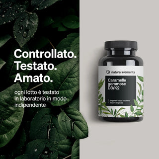 Una bottiglia dell'integratore alimentare Natural Elements Caramelle Gommose D3/K2 si trova su uno sfondo di foglie verdi con un testo promozionale in italiano sul controllo qualità e i test.
