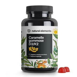 Un flaconcino nero con l'etichetta "Caramelle gommose D3/K2 Kids" con un'illustrazione di foglia e gatto, accanto a due caramelle gommose rosse.