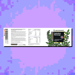 Ein rechteckiges Produktetikett für "natural elements Hydration Recharge" mit Pixel-Art-Pflanzen, Nährwertangaben und einer Beschreibung des Vitamingetränks auf einem lila gepixelten Hintergrund.
