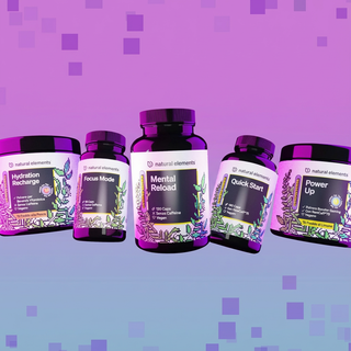 Fünf Flaschen mit Nahrungsergänzungsmitteln mit den Bezeichnungen Hydration Recharge, Focus Mode, Mental Reload, Quick Start und Power Up.