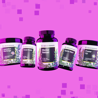Fünf Gläser mit natürlichen Nahrungsergänzungsprodukten mit den Bezeichnungen Hydration Recharge, Focus Mode, Mental Reload, Quick Start und Power Up sind vor einem rosa gemusterten Hintergrund angeordnet.