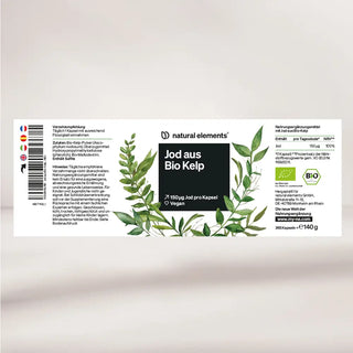 Weißes Produktetikett für das Nahrungsergänzungsmittel "natural elements Jod aus Bio Kelp", mit grünen Blattillustrationen und deutschem Text über den Jodgehalt, den veganen Status und Zertifizierungslogos.