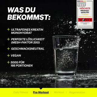 Ein Glas Wasser, in das Kreatinpulver eingefüllt wird, zeigt Produktvorteile wie ultrafeines Monohydrat, neutraler Geschmack, vegan und 500 g für 166 Portionen.