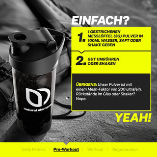 Eine schwarze Shaker-Flasche mit der Aufschrift „Natural Elements“ steht auf dem Boden eines Fitnessstudios neben Textanweisungen zum Mischen von Pre-Workout-Pulver in Wasser, Saft oder einem Shaker.