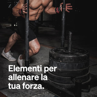 Una persona muscolosa spinge in una palestra una slitta pesante, caricata con dischi. Il testo in italiano recita: "Elementi per allenare la tua forza.".