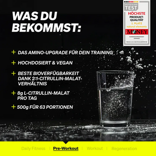 Ein Glas Wasser, in das Pulver geschüttet wird, neben dem Text, der die Eigenschaften eines Fitness-Nahrungsergänzungsmittels auflistet, einschließlich Dosierung, veganer Formel und verbesserter Bioverfügbarkeit.