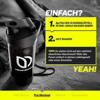 Auf einer Sporttasche steht eine schwarze Shaker-Flasche mit dem „Natural Elements“-Schriftzug; ein deutscher Anleitungstext erklärt, wie man das Pre-Workout-Pulver mit Wasser oder Saft mischt.