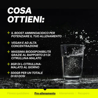 Accanto a un bicchiere d'acqua con schizzi, si vede un elenco in lingua italiana che evidenzia i benefici di un integratore di amminoacidi da assumere prima dell'allenamento.