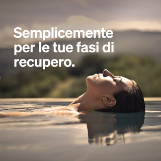 Eine Person mit geschlossenen Augen entspannt sich in einem Freibad; der italienische Text lautet: "Semplicemente per le tue fasi di recupero.