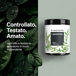 Una confezione dell'integratore alimentare L-Glutamin di Natural Elements è raffigurata accanto a un testo in lingua italiana che promuove i test di laboratorio e le qualità vegane, con uno sfondo di foglie verdi.