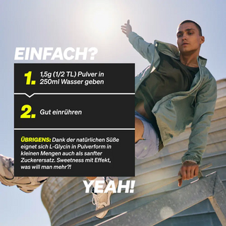 Eine Person in einer leichten Jacke und beigen Hosen sitzt auf einer Metallkonstruktion. Auf der linken Seite erscheint ein Anleitungstext zum Mischen von L-Glycin-Pulver mit Wasser.
