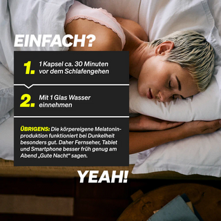 Eine Frau mit kurzem blondem Haar schläft auf der Seite im Bett. Der eingeblendete Text gibt Hinweise zur Einnahme einer Kapsel vor dem Schlafengehen und erwähnt die Melatoninproduktion und die Bildschirmnutzung in der Nacht.