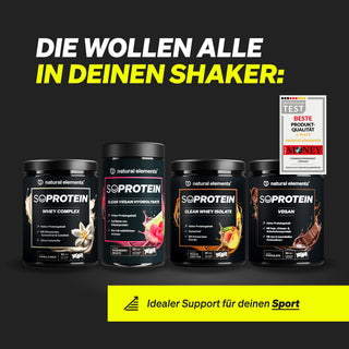Vier SOPROTEIN-Nahrungsergänzungsbehälter von natural elements mit unterschiedlichen Etiketten und Geschmacksrichtungen sind neben einem deutschen Werbetext abgebildet.