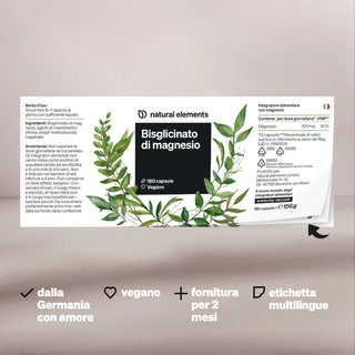 Etichetta bianca di integratore per "Bisglicinato di magnesio" con illustrazioni di foglie verdi, informazioni sul prodotto in italiano e simboli che indicano che è vegano, prodotto in Germania e multilingue.