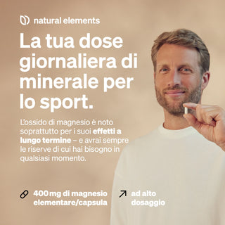 Ein Mann lächelt, während er eine Kapsel an sein Gesicht hält. Der italienische Text wirbt für die tägliche Einnahme von Magnesium für den Sport, wobei der Schwerpunkt auf den natürlichen langfristigen Vorteilen liegt.