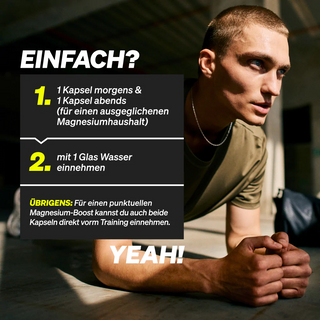 Ein junger Mann in Sportkleidung sitzt in einem Haus. Ein Infokasten erklärt die Dosierung von Magnesiumkapseln: eine morgens, eine abends, beide mit Wasser, optional vor dem Workout.