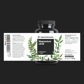 Ein schwarzes Fläschchen mit der Aufschrift "Magnesium citrat" von Natural Elements, mit weißem und grünem botanischem Muster und einem Text, der die Dosierung und die Inhaltsstoffe in deutscher Sprache angibt.