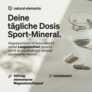Ein Glas Wasser und zwei Kapseln, mit deutschem Text für ein tägliches Magnesiumpräparat aus natürlichen Elementen.