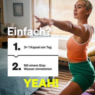 Eine Person in Sportkleidung nimmt eine Yogapose ein, mit einem Text über die tägliche Einnahme einer Nahrungsergänzungskapsel mit einem Glas Wasser.
