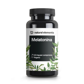Una bottiglia nera etichettata "natural elements Melatonina", che indica 0,5 mg per compressa ed è vegana, con una grafica a foglia verde sull'etichetta.