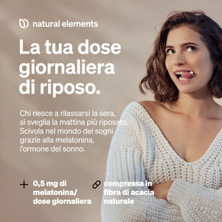 Eine junge Frau in einem leichten Pullover streckt spielerisch ihre Zunge heraus. Der italienische Text wirbt für ein tägliches Melatonin-Schlafmittel mit Akazienfasern.