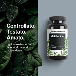 Accanto a foglie verdi e testo italiano che evidenzia test di laboratorio e proprietà vegane, è raffigurata una bottiglia di integratori "Natural Elements Melatonina".