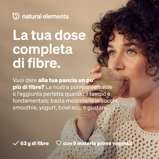Frau, die aus einem Glas trinkt, mit italienischem Text, der für ein vielseitiges Ballaststoffpräparat wirbt, das mit natürlichen Elementen und einem hohen Ballaststoffgehalt angereichert ist.