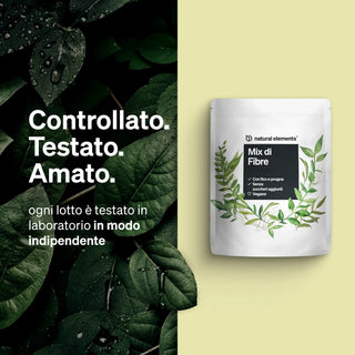 Un sacchetto bianco con la scritta "Mix di Fibre" di Natural Elements è raffigurato su uno sfondo diviso verde e giallo con motivi a foglie e testo italiano sui test di laboratorio indipendenti.