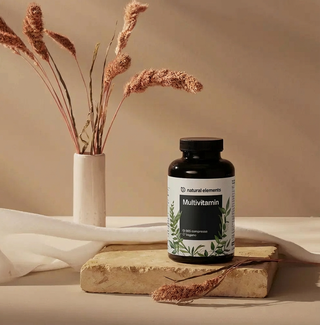 Abgebildet ist eine Flasche mit Natural Elements Multivitamin-Tabletten, die durch ihre klare und einfache Aufmachung besticht.