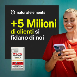 Eine lächelnde Person in einem roten Hemd schaut auf ihr Telefon. Text: "natural elements: +5 milioni di clienti si fidano di noi" mit einer Qualitätsauszeichnungsplakette.