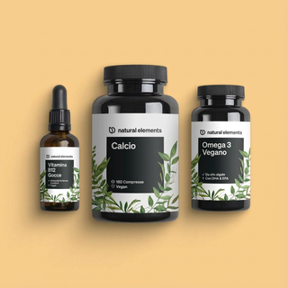 Drei Flaschen mit Nahrungsergänzungsmitteln von natural elements: Vitamin B12-Tropfen, Kalziumtabletten und veganes Omega 3.
